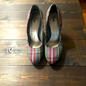 Size 7 plaid high heel shoes